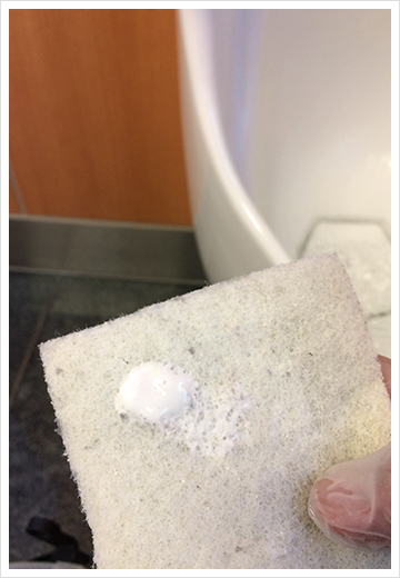 ①ベストベットをハンドパッドに適量とります