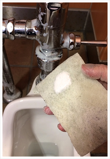 ④ベストベットをハンドパッドにとりそのまま対象部分をこすり洗いします