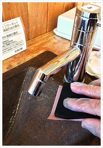 ⑥水で洗い流して、クリーンメッシュピンクでこすり洗いします