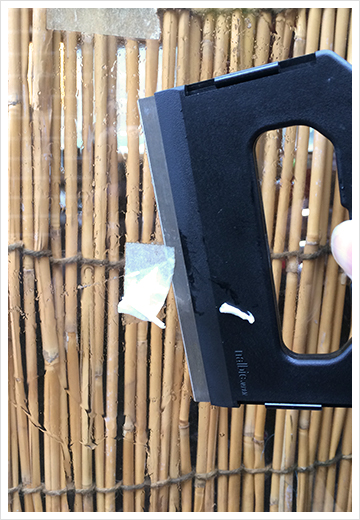 ②ホルダーを使い、ガラス面に対して刃を滑らすようにテープ跡を、ゆっくり除去します