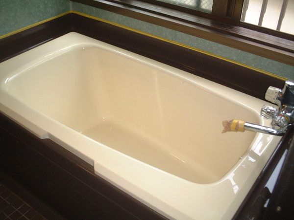 古くなってツヤがなくなった浴室の浴槽バスタブや床の艶を出す方法