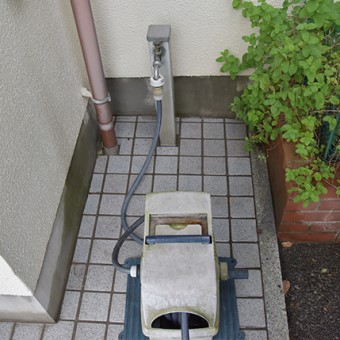 玄関タイルの黒ズミ汚れの落とし方