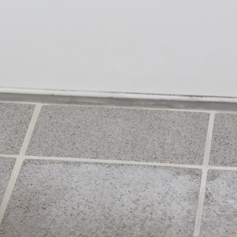 お風呂 床の白い石けんカス・水あか汚れの落とし方