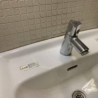 洗面台の黒ずみ水あか汚れを簡単に掃除する方法