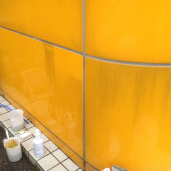 外壁焼付け塗装パネルの黒い雨垂れ・水あか汚れの落とし方