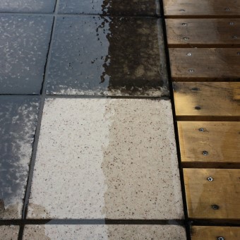 庭のタイルに付着した黒い水あか汚れの落とし方