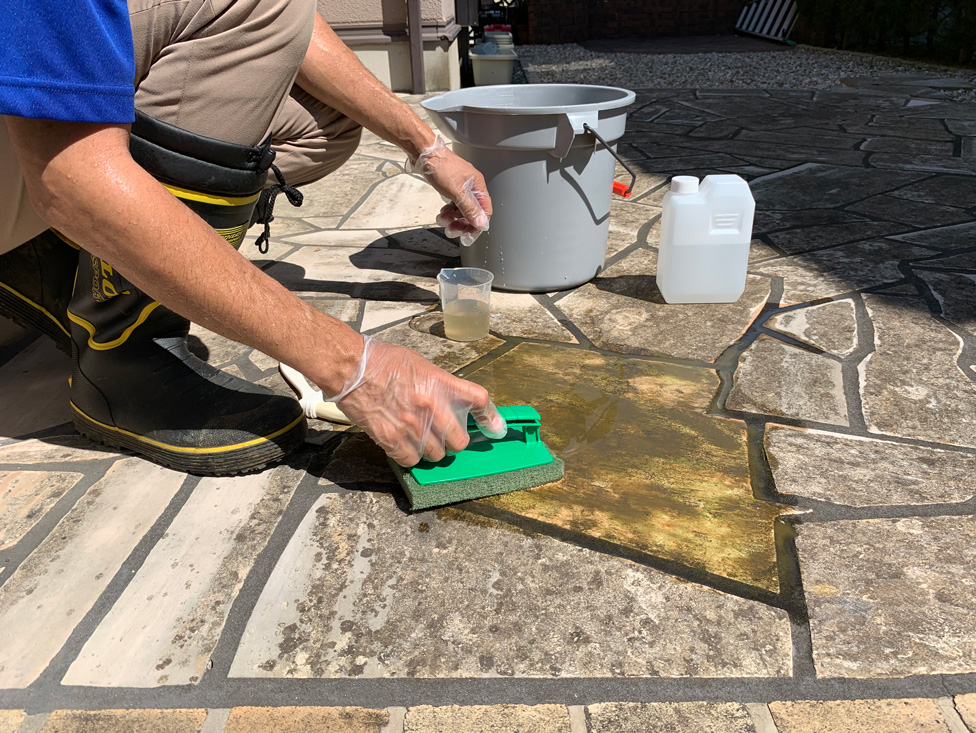 水とブラシだけで落とせる汚れは、先に除去します