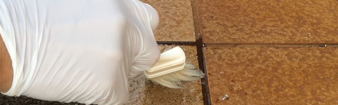 玄関タイルに発生したサビ汚れの落とし方