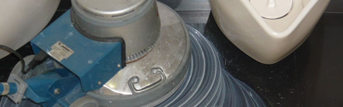 男子小便器下、黒セラミックタイル洗剤やけ後の補修方法