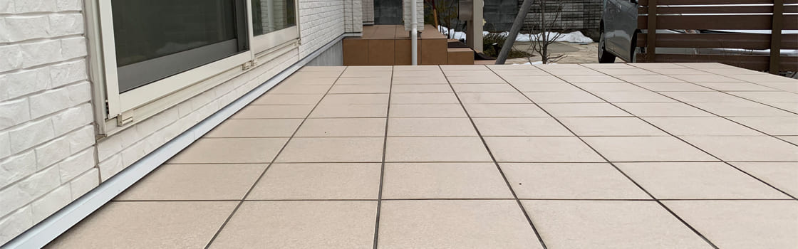 庭のタイルに付着した黒い水あか汚れの落とし方