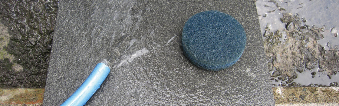 玄関の荒面仕上げの御影石についたシミ汚れの落とし方